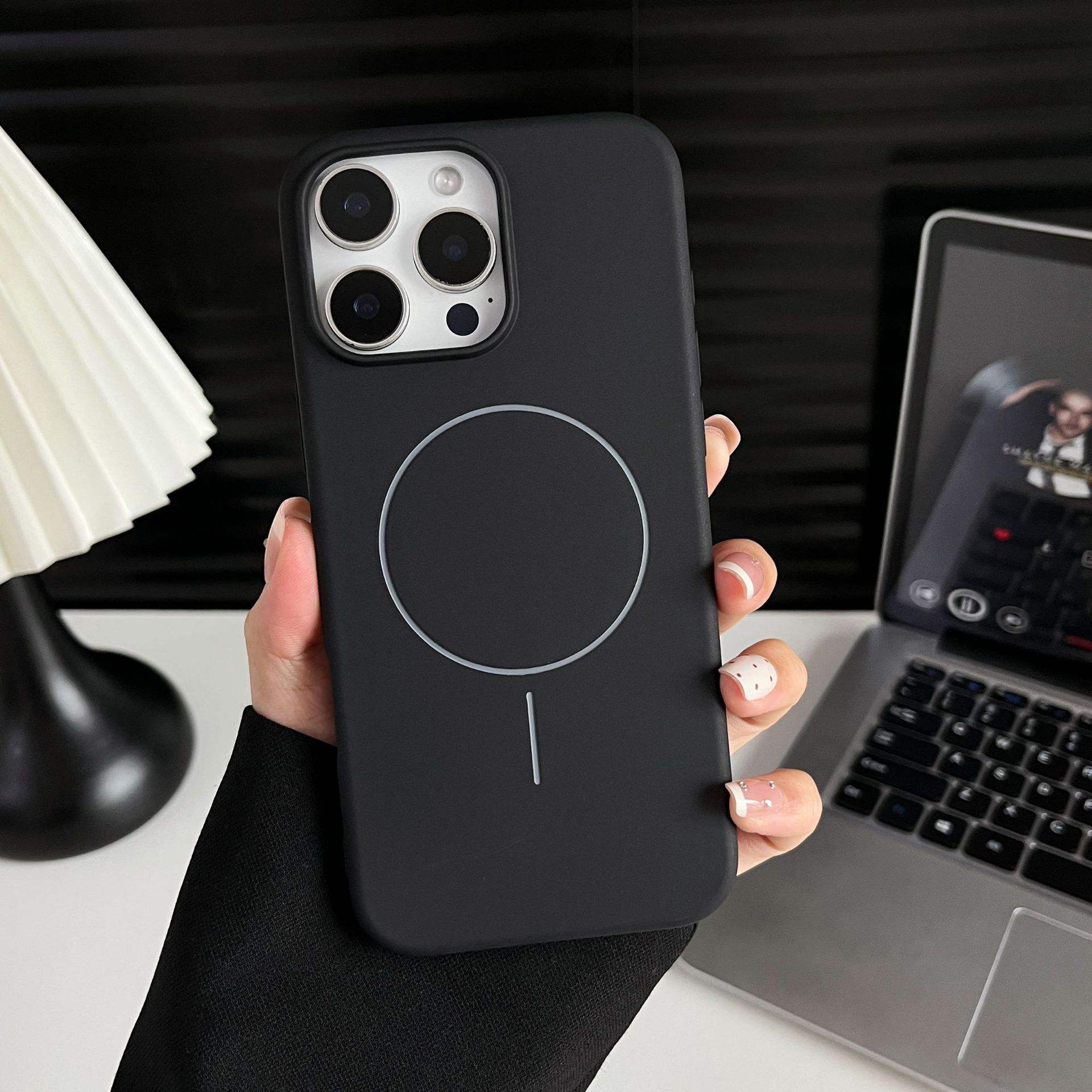 สีดำเที่ยงคืน [การดูดซับแม่เหล็กแบบนุ่ม]