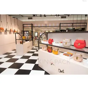 eleganti borse negozio di interior design con display mensola contatore negozio di mobili al dettaglio