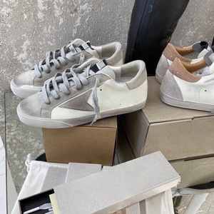 Zapatillas de Diseño de Marca de Lujo, de Cuero Genuino, Blancas, Antideslizantes y Cómodas, Estilo Casual, Color Dorado Desgastado - Product Image 3