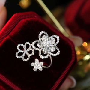 Anello Aperto a Tre Fiori per Donne, Gioiello Elegante e Scintillante per le Dita - Product Image 6