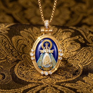 Amuleto <span class=keywords><strong>de</strong></span> Protección para Viajes al por Mayor para Hispanos en México y EE. UU.: Colgante Esmaltado <span class=keywords><strong>de</strong></span> Nuestra Señora <span class=keywords><strong>de</strong></span> San <span class=keywords><strong>Juan</strong></span> <span class=keywords><strong>de</strong></span> los Lagos - Product Image 1
