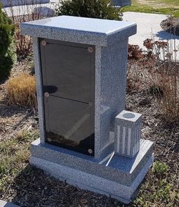 Columbario familiar privado de 2 nichos, lápida de granito tradicional - Product Image 1