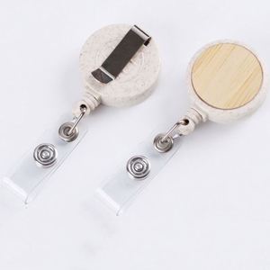 Porte-badge rétractable rond en paille de blé et bambou, écologique, fabriqué à partir de matériaux naturels - Product Image 3