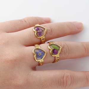 Anello Artigianale a Cuore con Fiori Secchi da Donna Placcato <span class=keywords><strong>Oro</strong></span> in Acciaio Inossidabile con Boccioli Pressati di Nontiscordardimé a Fascia Aperta - Product Image 6