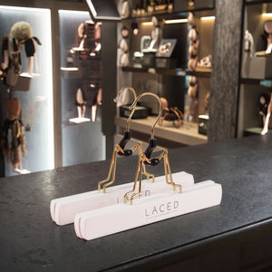 Perruques d'usine Inspring <span class=keywords><strong>Cintre</strong></span> pour cheveux avec logo Extensions de cheveux <span class=keywords><strong>Cintre</strong></span> en bois Vente en gros - Product Image 1