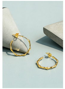 Boucles d'oreilles rétro françaises pour femmes avec lignes géométriques irrégulières, plaquées or 18 carats, lisses, accessoires de mode - Product Image 2