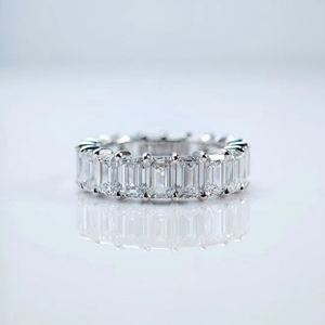 Anillo de Compromiso y Matrimonio de Diamantes Cultivados en Laboratorio con Corte Esmeralda en Oro de 18K IGI, Personalizable, Selecciones Destacadas - Product Image 3