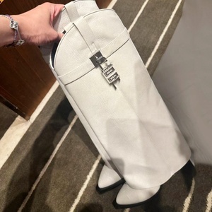 Bottes hautes rétro pour femme à talons compensés, avec empiècements en similicuir verni, tige repliable, bout pointu et fermoir métallique Shark Lock - Product Image 6