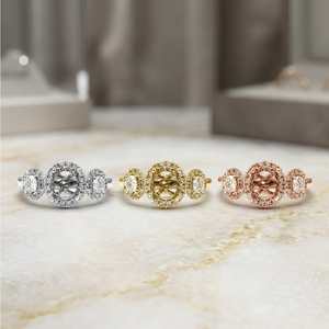 Anillo de compromiso de oro blanco de 18 quilates de primera calidad con triple halo y tres piedras, engaste central redondo, para novias, venta al por mayor OEM - Product Image 4