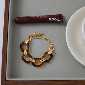 Pulsera de Cadena en Tono Dorado con Resina Ámbar, Eslabones Geométricos, Joyería para Uso Diario de Mujer - Product Image 4