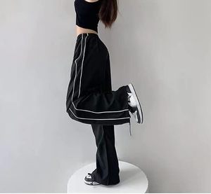<span class=keywords><strong>Pantaloni</strong></span> Larghi da Donna Neri con Elastico in Vita e Strisce Laterali Bianche, Stile Casual per Streetwear - Product Image 5