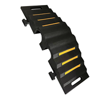 Rampe de protection de câbles en caoutchouc de haute qualité pour route, protection de câbles et de tuyaux, cache-câbles de sol noir avec bande réfléchissante 2 canaux