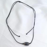 Cordon minimaliste à tresse fine réglable, noir jais, avec perles segmentées, à broches cannelées, intégrant une puce NFC NTAG216, pour identification