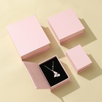 Boîte d'emballage de bijoux de luxe en carton kraft avec fermeture magnétique, doublée d'éponge, pour collier, boucles d'oreilles, bracelet, avec logo personnalisé