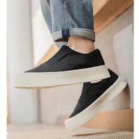 Sneakers minimalistes à enfiler : Chaussures décontractées de luxe à semelle épaisse en beige, alliant confort de haut niveau et style rétro design.