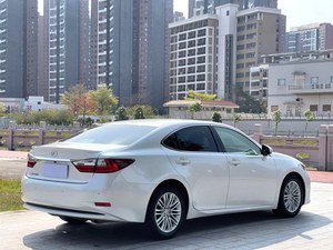 Lexus ES 200, une berline hybride haut de gamme avec un <span class=keywords><strong>espace</strong></span> spacieux et une faible consommation de carburant. - Product Image 5