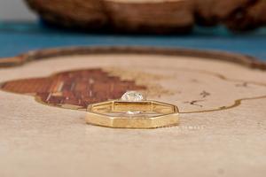 Anillo de mujer con engaste de bisel abierto redondo y forma hexagonal, diseño elegante y moderno con piedra preciosa brillante, perfecto para el día a día. - Product Image 3