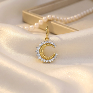 Charme en argent 925 classique avec lettre C en moissanite, serti de pierres rondes brillantes, pour un usage quotidien, bijoux unisexes - Product Image 4