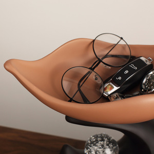 ถาดเก็บของเรซิ่นทันสมัยพร้อมลูกบอลคริสตัลรูปทรงคลื่น ที่จัดระเบียบบนโต๊ะทำงาน ที่เก็บกุญแจ ฐานสีน้ำตาลเข้ม - Product Image 3