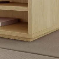 Table basse carrée moderne avec étagères ouvertes, finition bois naturel, base plateforme basse pour des espaces de vie organisés