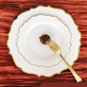 Ensemble d'assiettes jetables en plastique pour fête, avec bords dorés, formes irrégulières, pour fruits, collations, banquets occidentaux et steaks. - Product Image 4