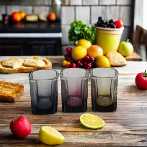 खाद्य खाली ग्लास पोत के लिए हाई-एंड 50 मिलीलीटर स्क्वायर ग्लास कप फैशन डीकल सतह हैंडलिंग