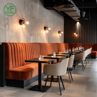 Ensemble de mobilier de restaurant commercial sur mesure avec banquettes, tables en pierre frittée et chaises en cuir pour café, bistrot, hôtel