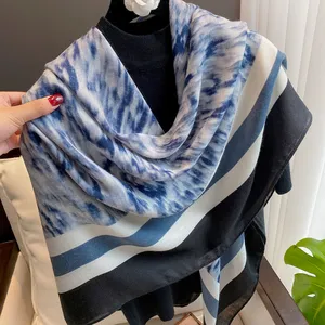 卸売最新ファッション青と白の磁器スタイルの大きな正方形のスカーフショール135CM女性イスラム教徒の無地の綿の正方形のヒジャーブ