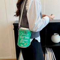 Nouveau Sac Bandoulière Cylindrique Imprimé Lettres Y2K 2026 pour Femme, Sac à Épaule en Cuir PU Tendance avec Fermeture Éclair, Sac à Main Amusant en Forme de Canette de Soda Geek