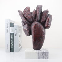 Sculpture en métal abstraite en forme de cœur avec base en marbre, statue en bronze rouge faite à la main pour la décoration de la maison, de l'hôtel ou de la table