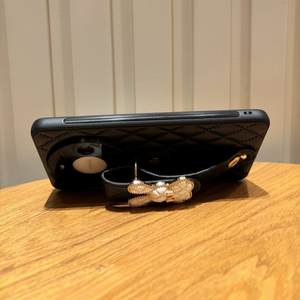 เคสโทรศัพท์สไตล์กริลสำหรับ <span class=keywords><strong>iPhone</strong></span> 16 PRO MAX 15 14 13ลายดอกไม้สุดหรูสำหรับผู้หญิงพร้อมสายคล้อง & ขาตั้ง - Product Image 4