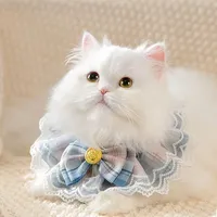 Offre Spéciale mignon accessoires pour animaux de compagnie académie Plaid chat bavoir chien bave serviette année de noël décoré vent collier Pet Bandanas arc