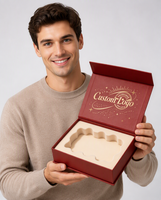 Boîte cadeau personnalisée avec logo rouge, fermeture magnétique, impression sur le couvercle intérieur et impression rayons de soleil dorés pour emballage de cadeaux de fêtes