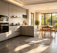 Ensemble de meubles de cuisine modernes avec armoires gris clair, étagères en verre avec éclairage LED, four encastré et crédence en carreaux de métro