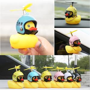 Canard de <span class=keywords><strong>voiture</strong></span> Décorations en caoutchouc pour tableau de bord Ornement Canard jaune avec mini anneau de bain Chapeau de cowboy Collier pour bureau automobile - Product Image 3