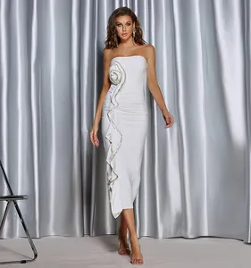 שמלת תחבושת לבנה זוהרת עם מחוך מעוטר שיק ושולי אסימטרי