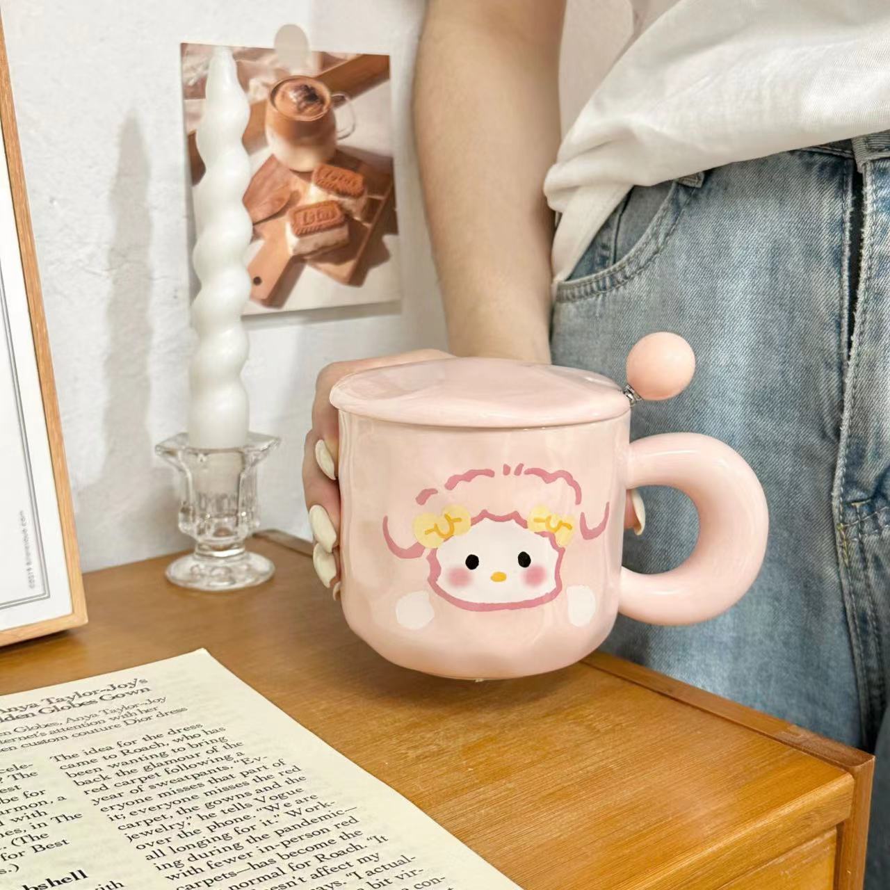 Cuchara tapa taza cordero rosa