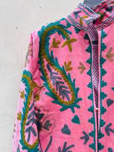 Chaqueta de terciopelo bordada a mano, abrigo bohemio floral de Cachemira, capa artesanal de invierno, bordado floral tradicional inspirado en Suzani. - Product Image 4