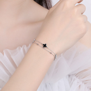<span class=keywords><strong>Bracciale</strong></span> Trendy Placcato Oro Rosa in Ottone a Doppio Strato <span class=keywords><strong>con</strong></span> Ciondolo a Quadrifoglio e Intarsio in Conchiglia, Regalo Delicato per Donne - Product Image 4