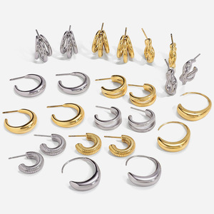 Boucles d'oreilles Huggie à trois couches en forme de C en acier inoxydable, design géométrique, unisexe, pour un usage quotidien - Product Image 1