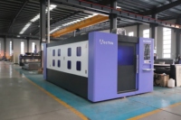Machine de découpe laser à fibre entièrement fermée de 3 kW avec double table pour tôles et plaques d'acier