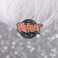 Großhandel Metall-Musik-Pins Kreative Rock-Band Slip-Knot Pins Souvenir Rote Buchstaben Emaille-Legierung Anstecknadel Accessoires für Fans