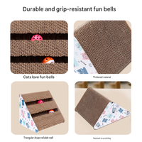 Griffoir triangulaire écologique et sûr pour chat, en carton ondulé, avec pente inclinée, jouets à clochettes et balles, à fixer au mur, fiable pour chaton