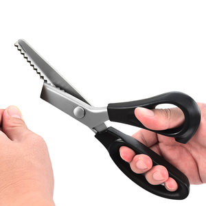 <span class=keywords><strong>Ciseaux</strong></span> à dentelle 9 pouces en acier inoxydable à bord dentelé <span class=keywords><strong>pour</strong></span> la couture et la découpe de <span class=keywords><strong>tissus</strong></span> - Product Image 1
