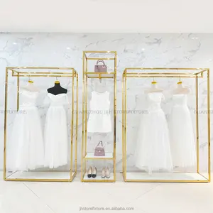 Espositore per abiti da sposa appeso davanti espositore per scarpe con tacco alto negozio di abiti dorati