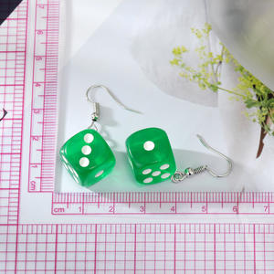 Boucles d'oreilles à la mode, pas cher, mignon, Design amusant, jeu de fête, couleur bonbon, dés aléatoires, <span class=keywords><strong>2022</strong></span> - Product Image 3