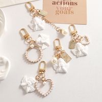 Porte-clés élégant style INS en perles, breloque vintage en résine blanche en forme de cœur de chérubin, accessoires pour sac, cadeau pour femme, vente en gros