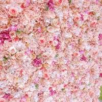 Dinding Bunga Mawar Buatan Warna Pink dengan Alas Kain untuk Dekorasi Foto Check-in Pernikahan di Luar Ruangan