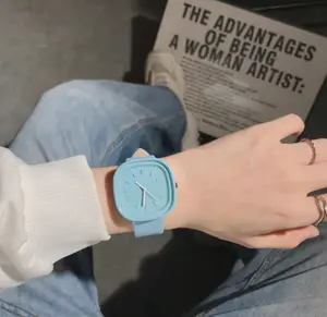 2024 북유럽 작은 간단한 시계 남자와 여자의 기질 고급 디자인 복고풍 레저 패션 학생 다기능 시계