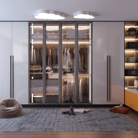 Armoire de présentation minimaliste moderne de luxe italienne avec cadre en aluminium fin, poignée intégrée et porte en verre trempé